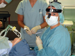 Dr. Brigitte Schmedler im OP